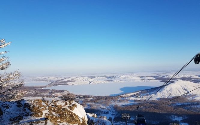 Озеро и подъёмник на курорте Банное